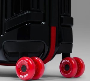 Trolley da cabina rigido a 4 ruote PIQUADRO-DUCATI, dotato di lucchetto TSA con porte USB e USB Type C, compatibile con Ryanair Foto prodotto Photo 03 L