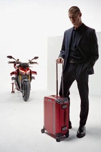 Trolley da cabina rigido a 4 ruote PIQUADRO-DUCATI, dotato di lucchetto TSA con porte USB e USB Type C, compatibile con Ryanair Foto prodotto Photo 02 L